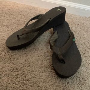 Sanuk wedge sandals size 10